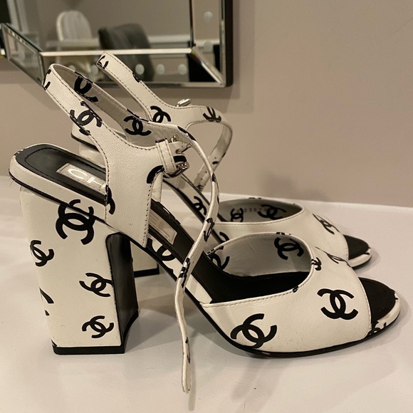 CHANEL BLACK WHITE CC LOGOS CAP TOE CLASSIC SLINGBACK HEELS IT 37.5